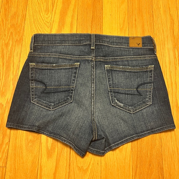 High-Waisted Medium Wash Denim American Eagle Shorts - Picture 4 of 4